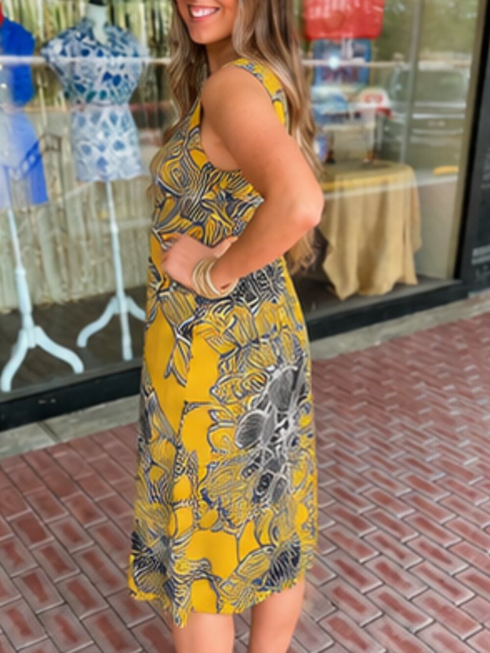 Ivy Lane, Floral Sleeveless Shift Dress - Picture 5 of 11